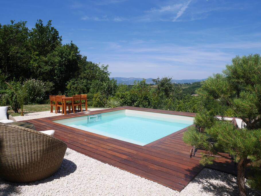 La piscine, sans vis à vis autre ... que les monts ardéchois