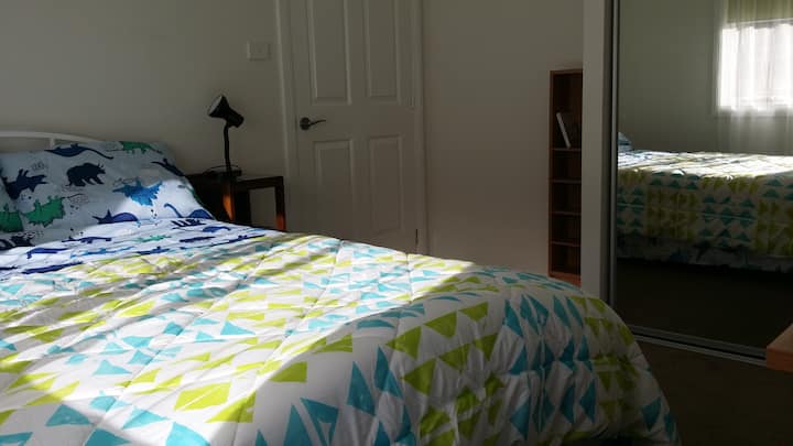 Habitación 2, cama doble con armario grande