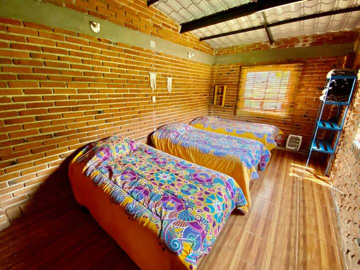 Habitación con 3 camas individuales con baño