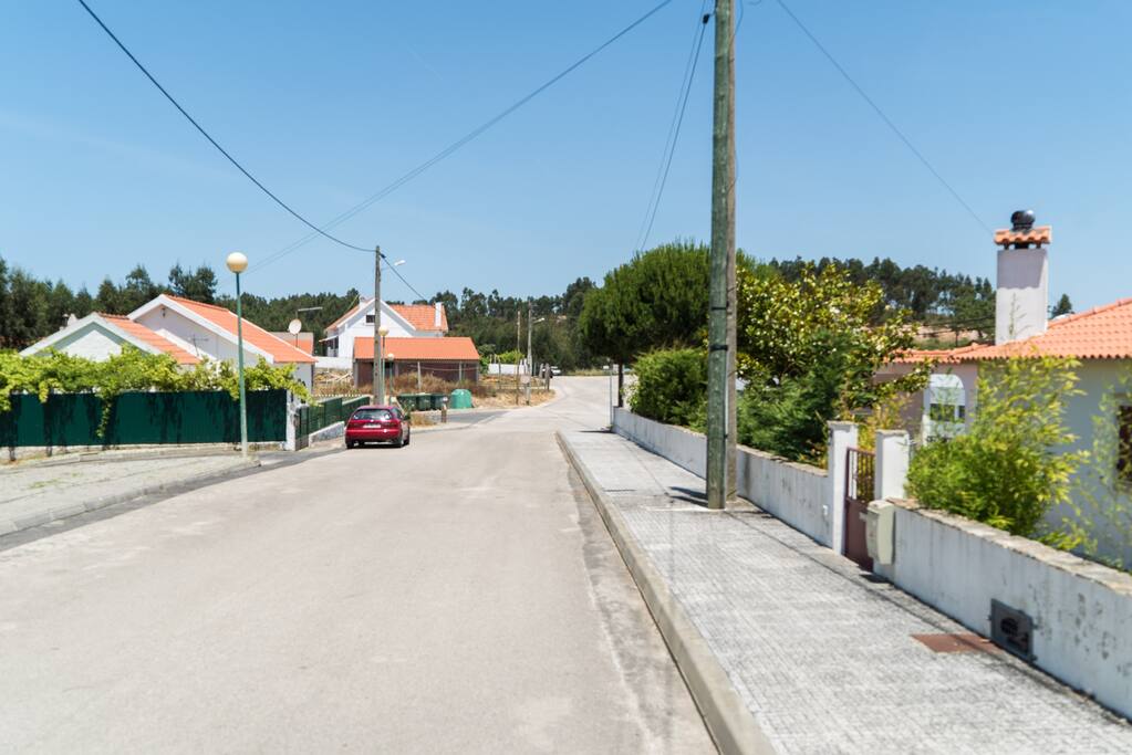 rua Dr Egas Moniz, entrada principal, à direita