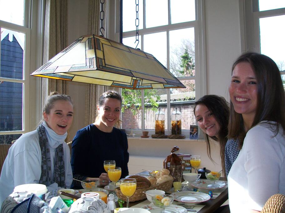 Genieten van een heerlijk ontbijt.