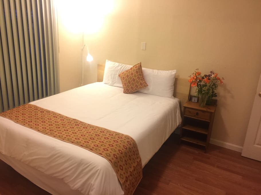 Queen bed in the bedroom