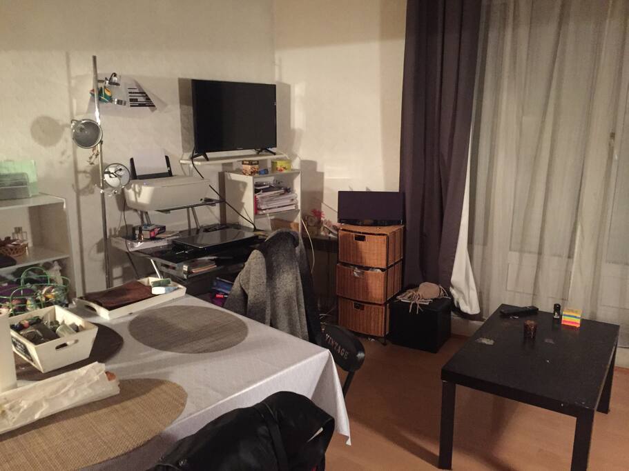 Salon Avec table à manger + table apero + télé + wifi ect