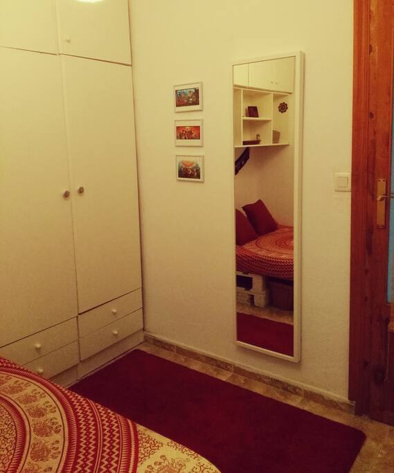 Armario y espejo cuerpo entero, habitación huéspedes.