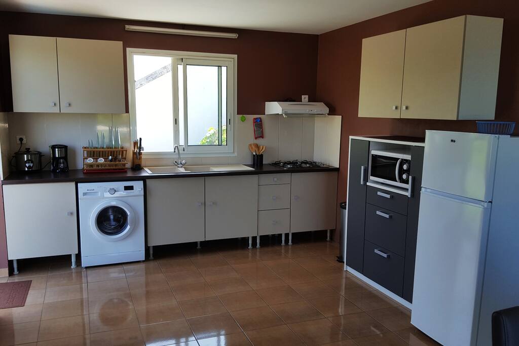 cuisine ouverte équipée : gazinière, micro-ondes, frigo, lave linge, cafetière, grille-pain,autocuiseur.