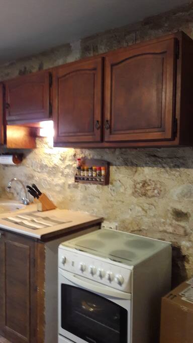 Une cuisine campagnarde où l'on s'installe avec plaisir. Depuis, vue sur la courette. Vous êtes chez vous, tranquilles.