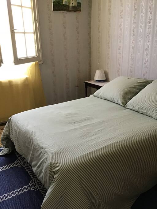 Le lit de la chambre