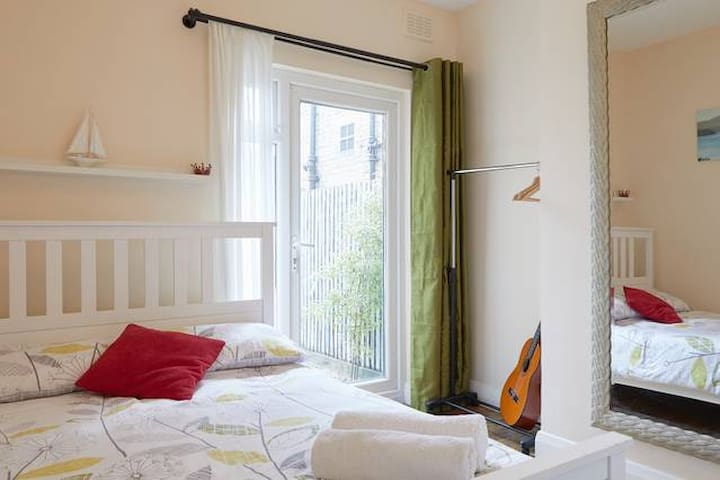 Gorgeous double room with garden access