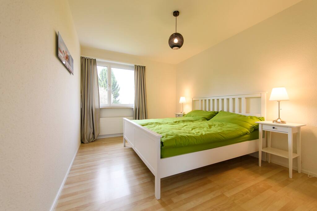Zimmer 11 (Doppelzimmer mit elektrischem Schliess-System, WLAN, Minibar und Safe) Preis inkl. Frühstück pro Person und Kurtaxe pro Person. Frottetücher und Bade-Artikel liegen im Zimmer für Sie bereit.