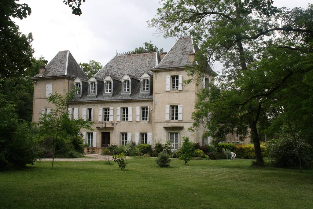 Le château. La Suite se trouve au premier étage tour droite.