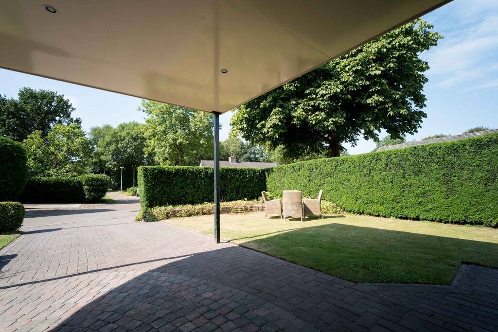 Parkeergelegenheid gezien vanaf de ingang