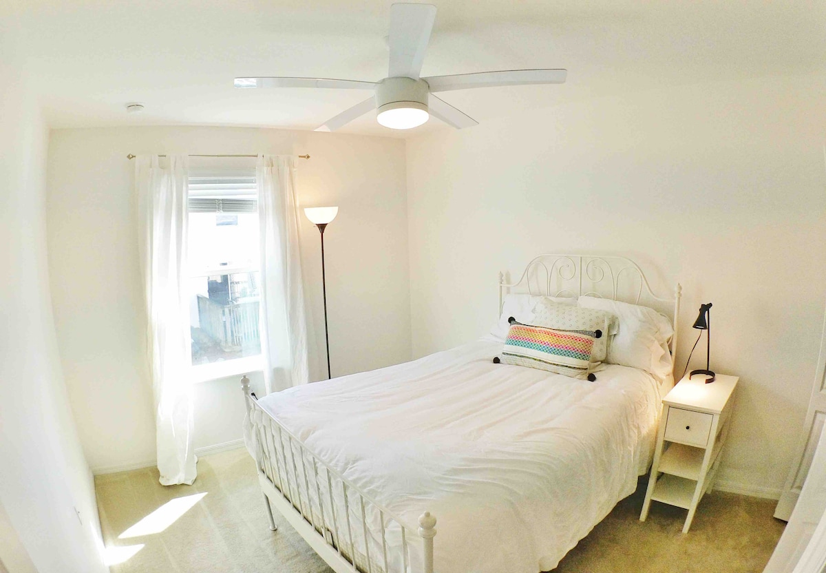 Chumba cha 2 cha kulala: kinaonekana kuwa kitanda cha starehe zaidi kuwahi kutokea, kinalala 2 kwa starehe.