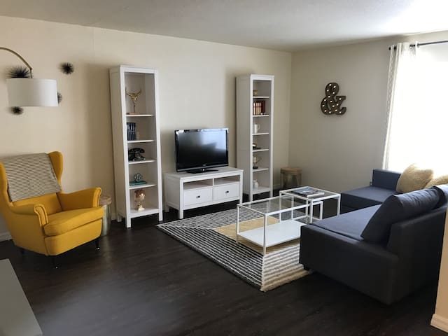 Modern & Comfy 2br 2ba wifi