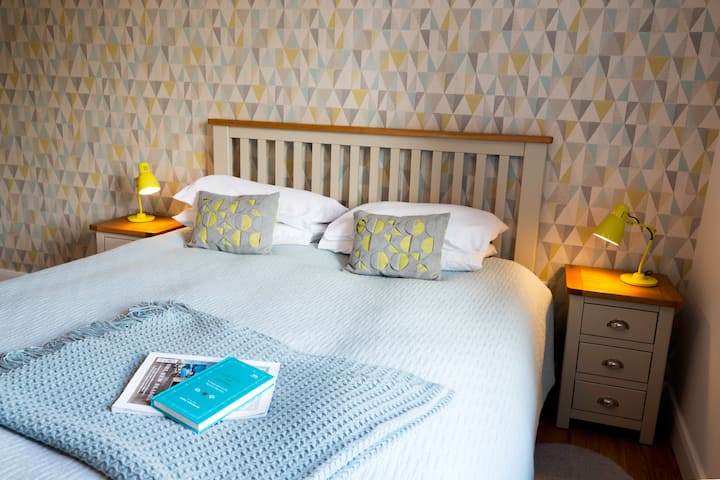 غرفة نوم بمقاس كبير في الطابق السفلي