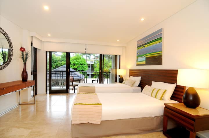 Druga spavaća soba ulijeva se na namješteni balkon i opremljena je s dva bračna kreveta koji se na zahtjev lako mogu rasporediti u veliki bračni krevet. 