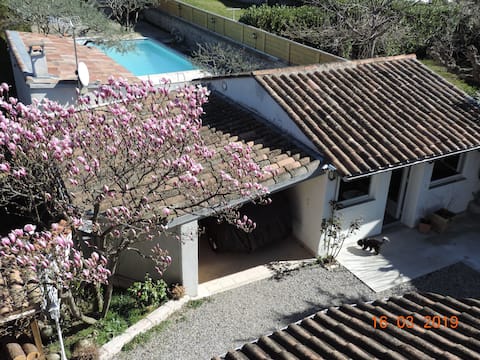 CHARMANT LOGEMENT DANS VILLAGE MEDIEVAL