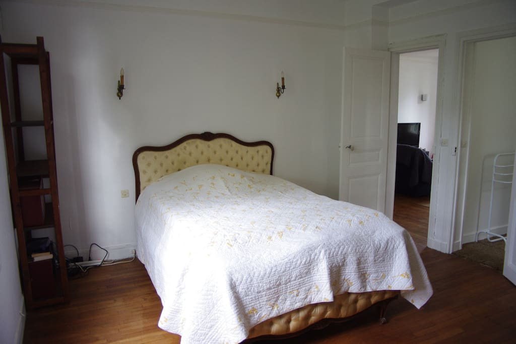 grande chambre avec salle de bains