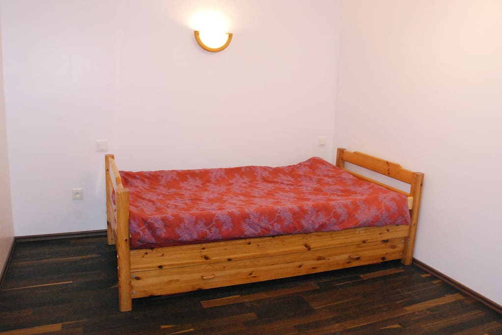 chambre d'enfants avec deux lits de 90 x 190 dont un gigogne