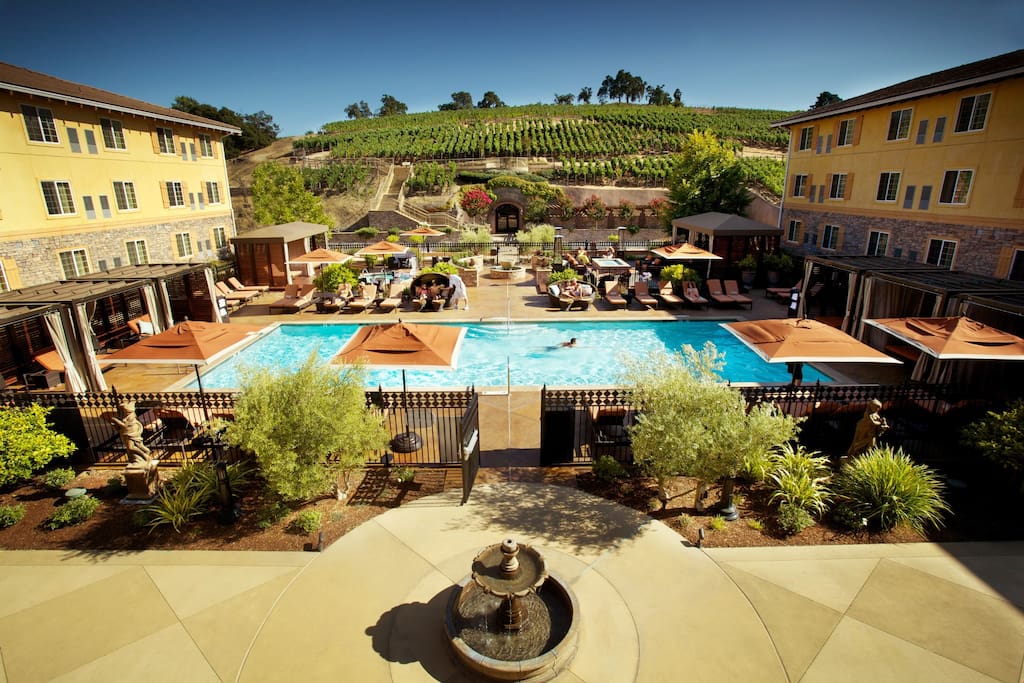 Spend a wonderful vacation in Napa Valley at this luxurious residence.