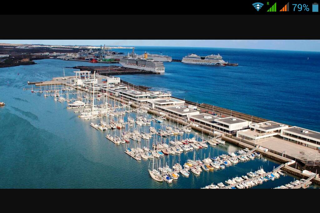 Puerto Deportivo Marina Lanzarote y Puerto de Pasajeros en Arrecife.