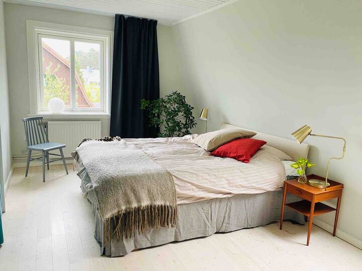 Hlavná spálňa s manželskou posteľou. 