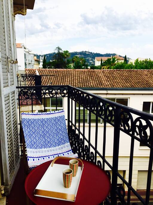 Il y a un balcon très agréable où vous pouvez vous reposer
There is a nice balcony where you can take some rest after a long day at the sun