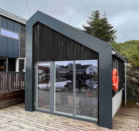 Micro cabin on the whale