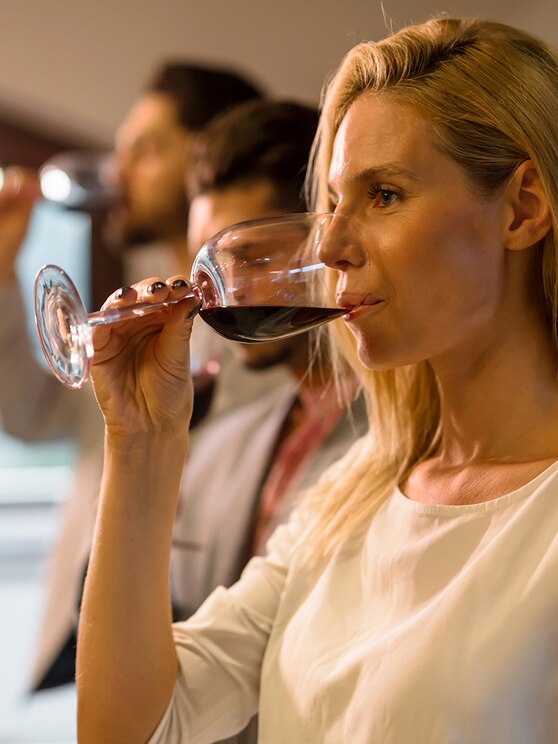 Show full-screen, host-provided image