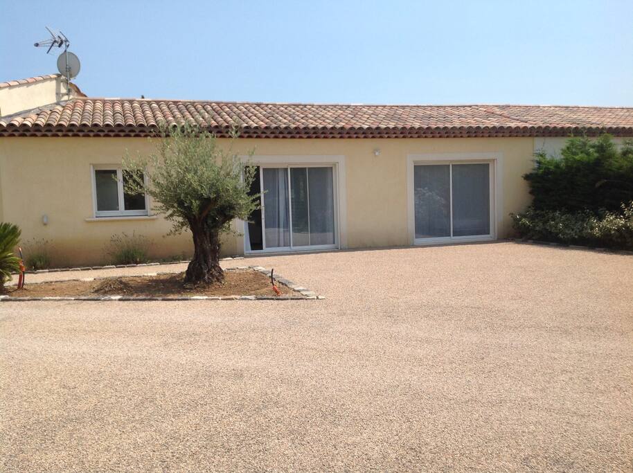 Entrée indépendante de l'appartement avec parking