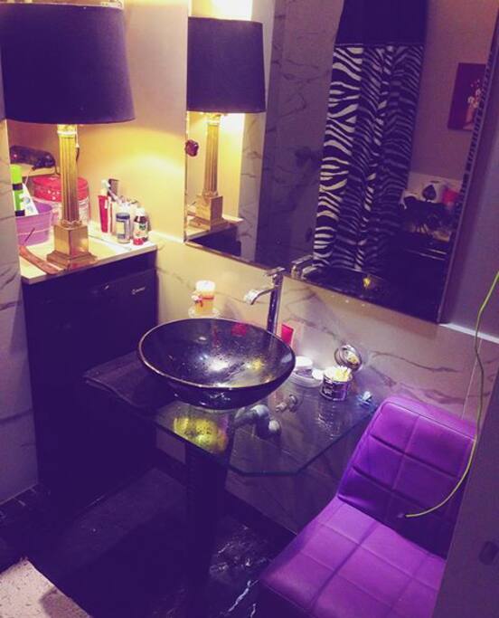 baño con agua caliente, secadora de pelo, planca de cabello, toallas y papel higiénico.