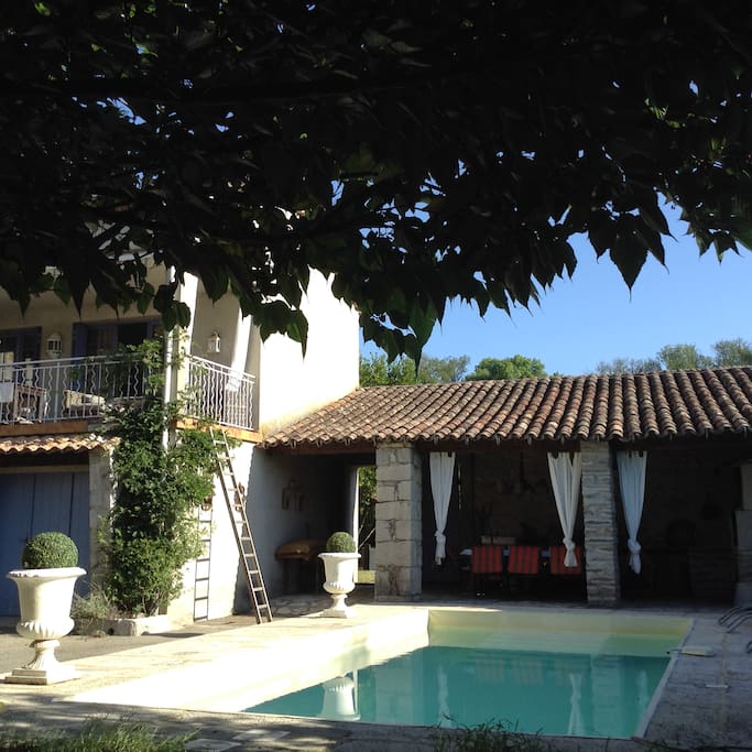Piscine, intérieur cour avec terrasse couverte
Et barbecue maconne