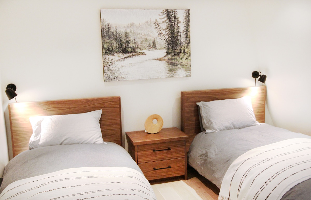 Twin bedroom (off main floor living room)