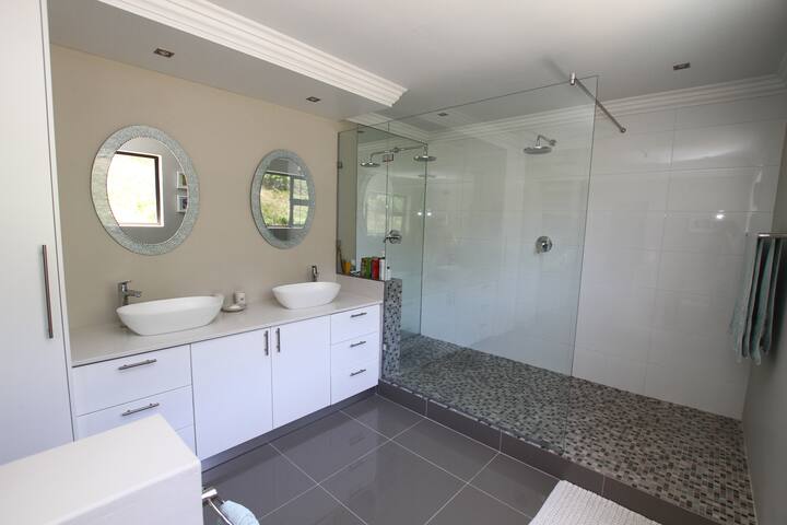 Home away from home, views, pool, close 2 beach gallery image 5