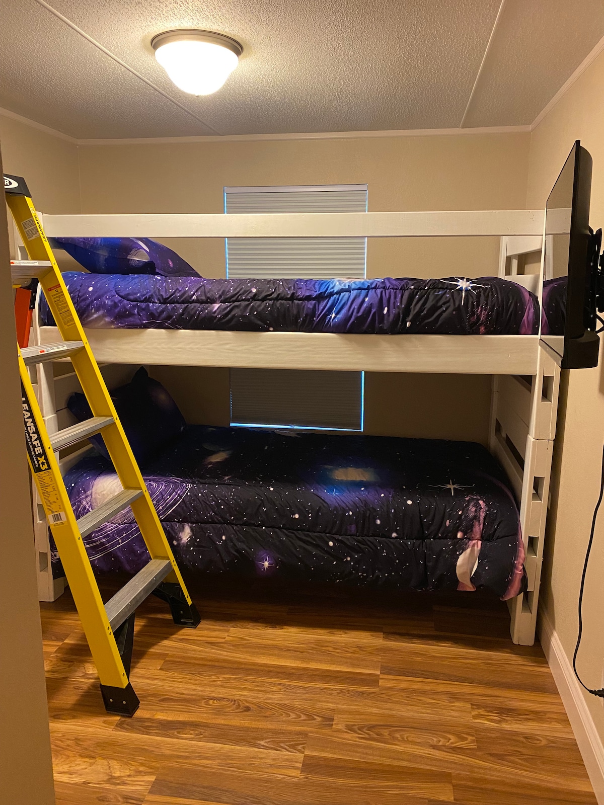 Dormitorio con dos camas individuales al final del pasillo junto a la sala de estar. Riel de seguridad desmontable para las literas superiores para proteger a los niños más pequeños del riesgo de caída. Televisión Roku de 32pulgadas en esta habitación para mayor comodidad de los huéspedes. 