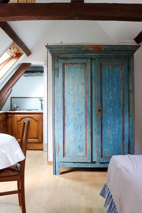 Une grande armoire pour ranger vos affaires