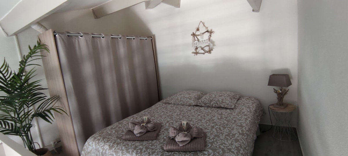 เตียงคู่ในห้องนอน (160 x 190 ซม.) ห้องแต่งตัวตู้นิรภัยโต๊ะรีดผ้าและเตารีด...