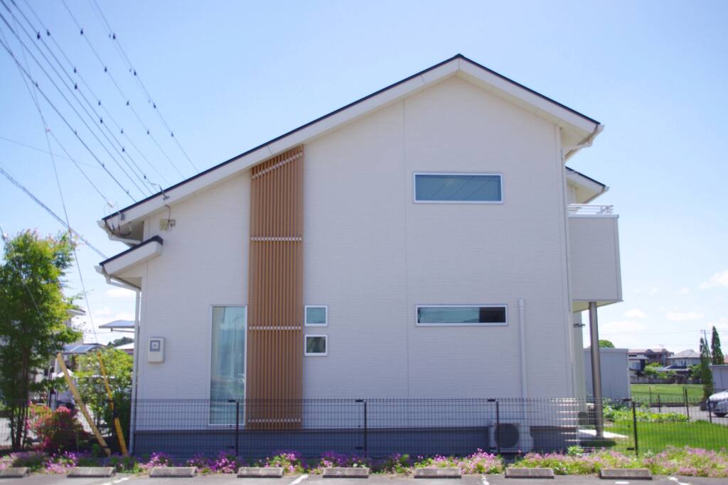 家の外観です。モデルハウスの造りになっています。
The View of the house outside. This house was built as model house.