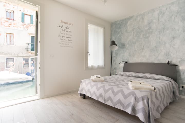 Dvokrevetna spavaća soba s pogledom na kanal