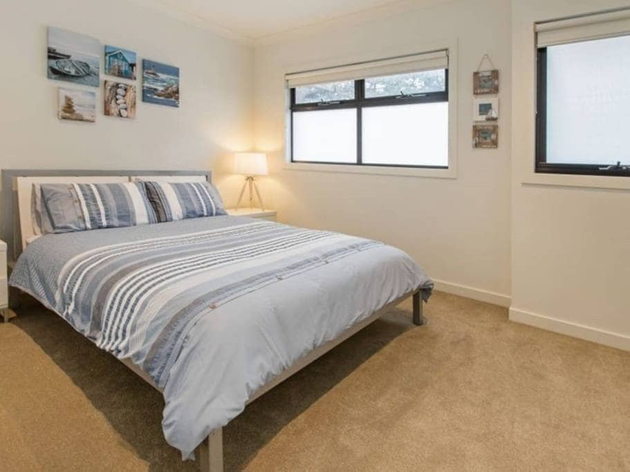 ห้องนอน 2 ห้องพร้อมเตียงควีนไซส์และเสื้อคลุมกระจกสามชั้นแบบเต็มตัว