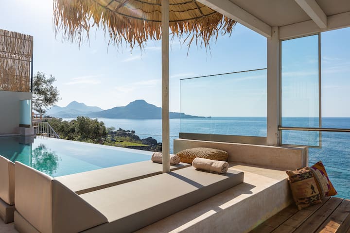 Fotinari Villa II -High quality above a cozy beach