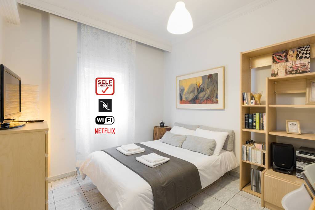 Double bed - orthopedic mattress
Big window
Flat tv 32" - Netflix