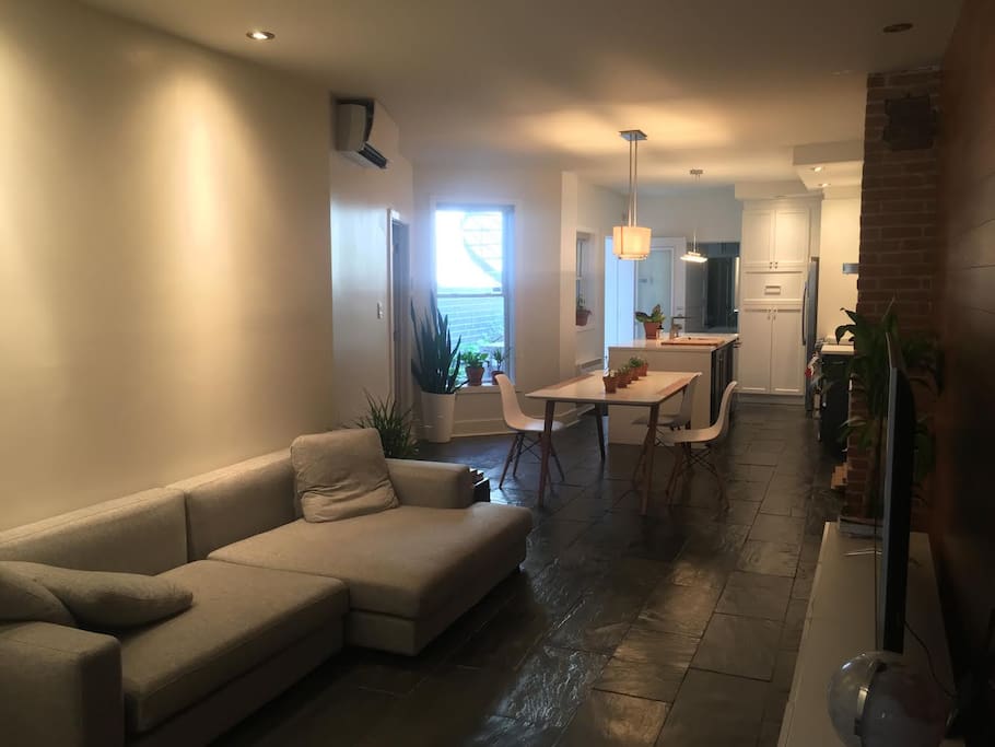 Espace cuisine, salle à dîner et salon
