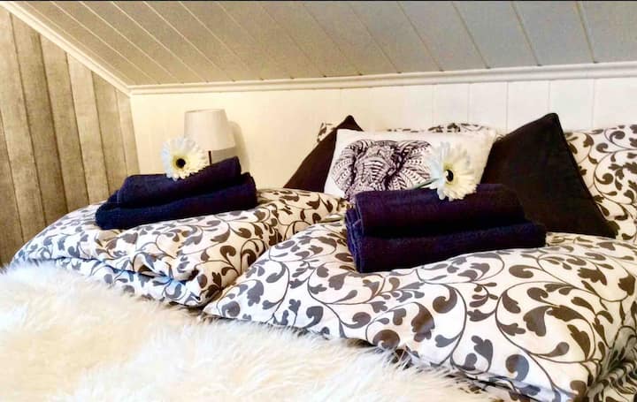 Спалня № 1 Голяма стая с 1 двойно легло. Осигурена е и закачалка за дрехи за закачване на дрехите ви.