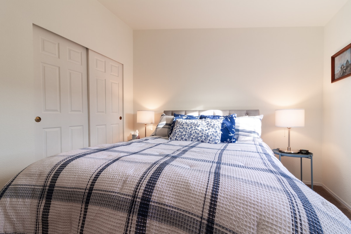 2nd bedroom - queen bed