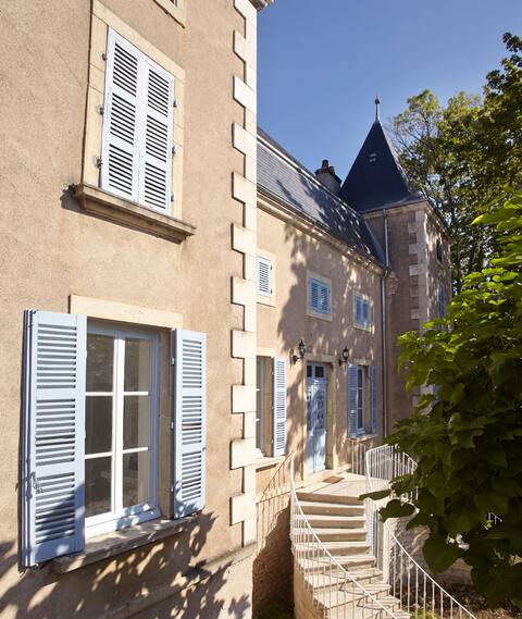 An authentic mansion near Beaune
