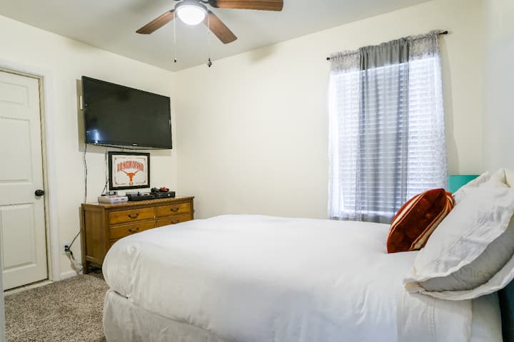 غرفة نوم خاصة ثالثة مع أسرّة ووسائد فاخرة! 