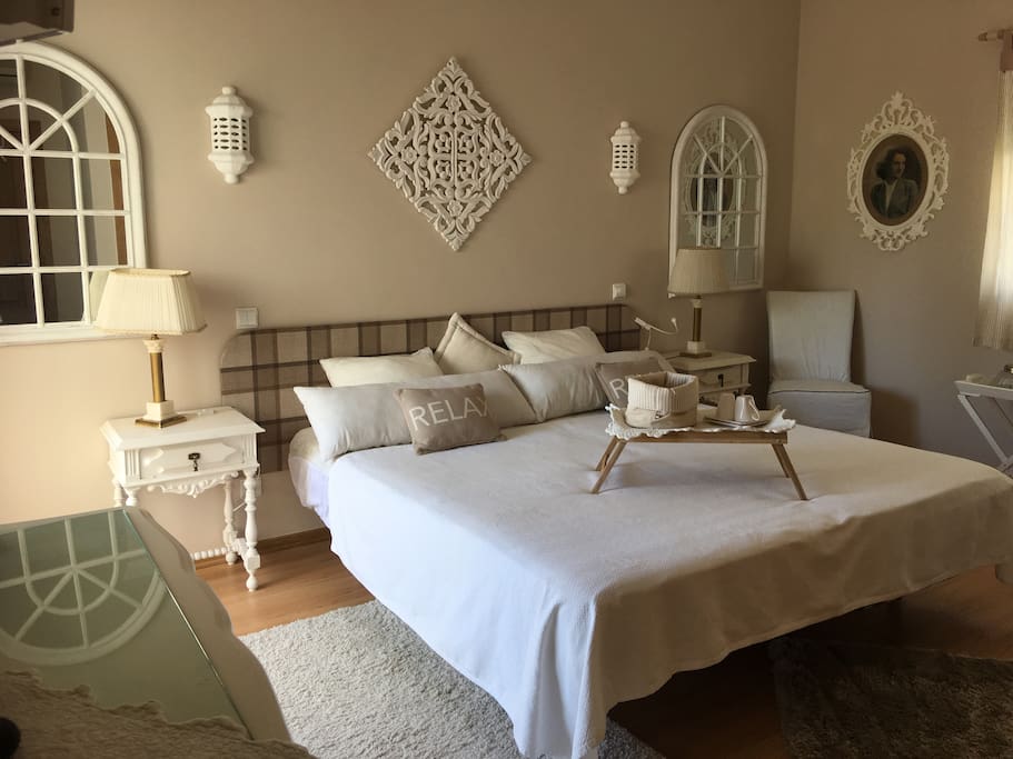 Chambre spacieuse aux couleurs paisibles
