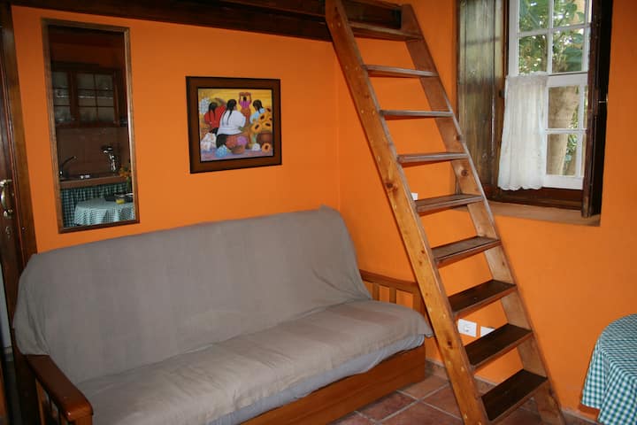 Salón con sillón-cama y preciosas vistas a finca de plataneras