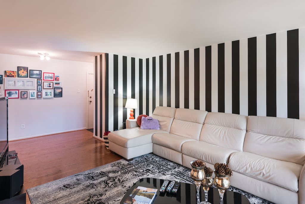 Living Room / Main Entrance