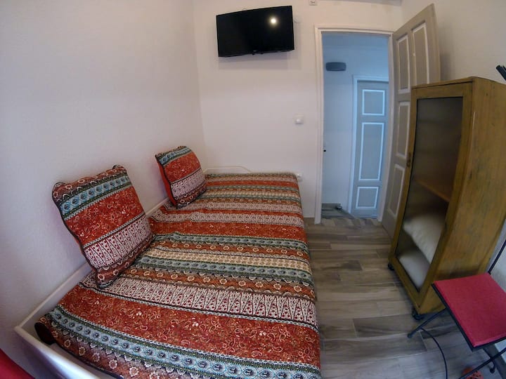 Единична стая 2 - ри етаж с климатик и телевизор
